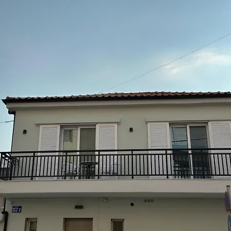 Kiki's Beachfront House Διαμέρισμα *