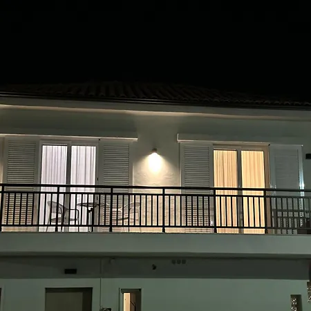 Διαμέρισμα Kiki's Beachfront House *